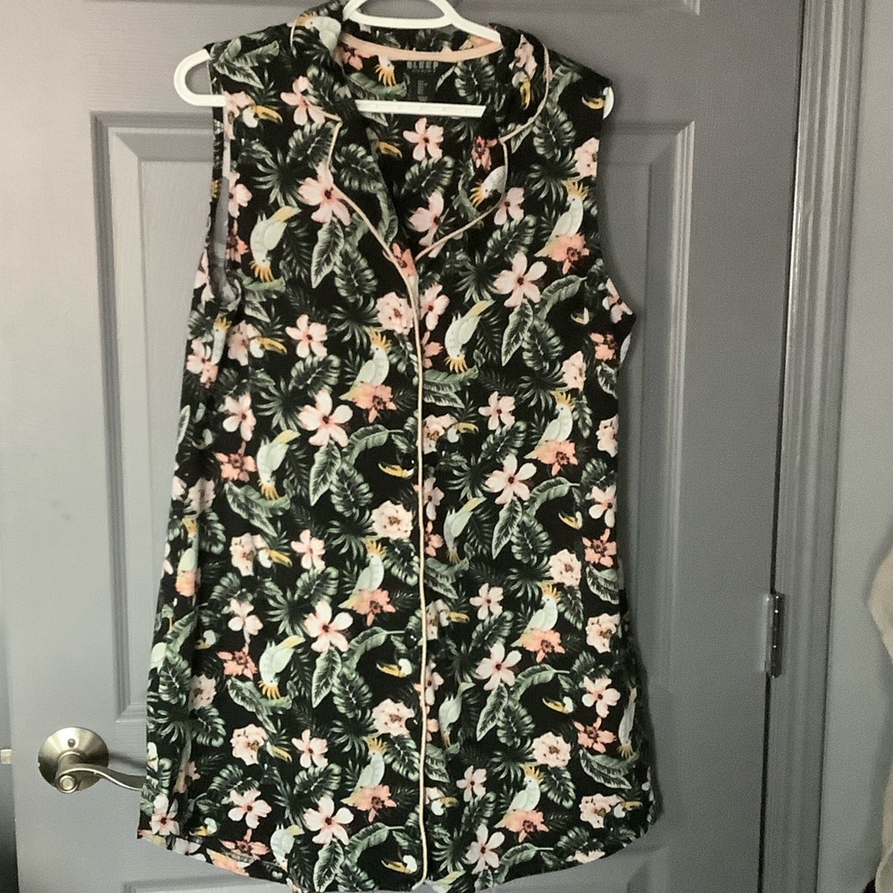 Floral Print Sleeveless Robe
Item 402